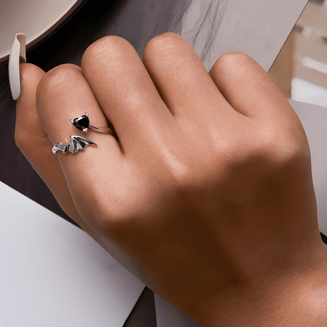 Anillo de Corazón Negro <myexti><span>Plata de Ley 925, chapada en oro blanco, con alas de murciélago y cuernos de diablo, y circonitas negras - ajustable</span></myexti> - Imagen 2