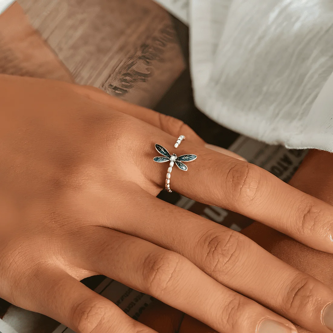 Anillo de Libélula <myexti><span>Plata de Ley 925, chapada en oro blanco, con alas esmaltadas en verde - ajustable</span></myexti> - Imagen 6