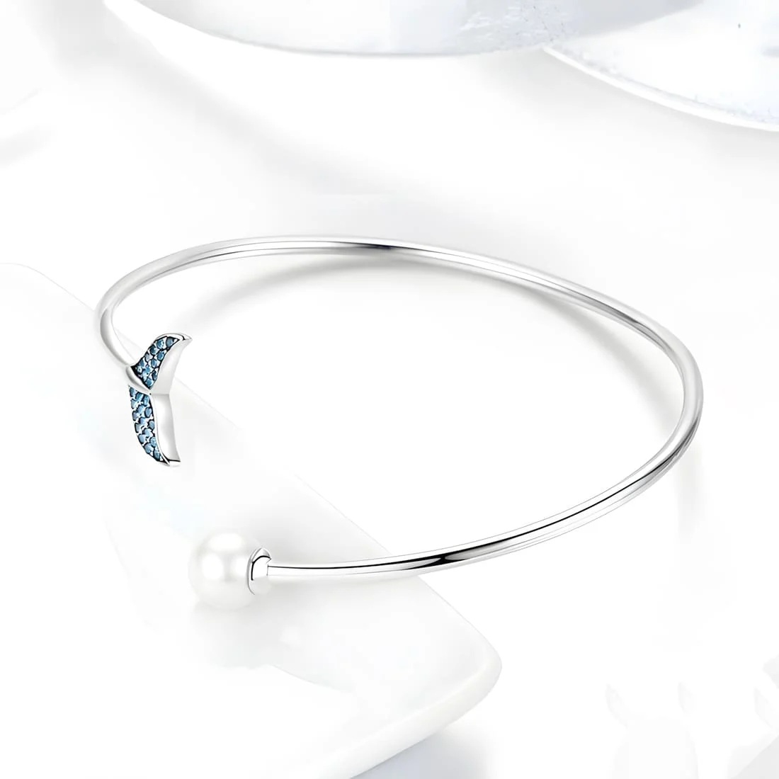 Pulsera Esclava Cola de Sirena <myexti><span>Plata de Ley 925, chapada en oro blanco, con perla natural y circonitas azules</span></myexti> - Imagen 4