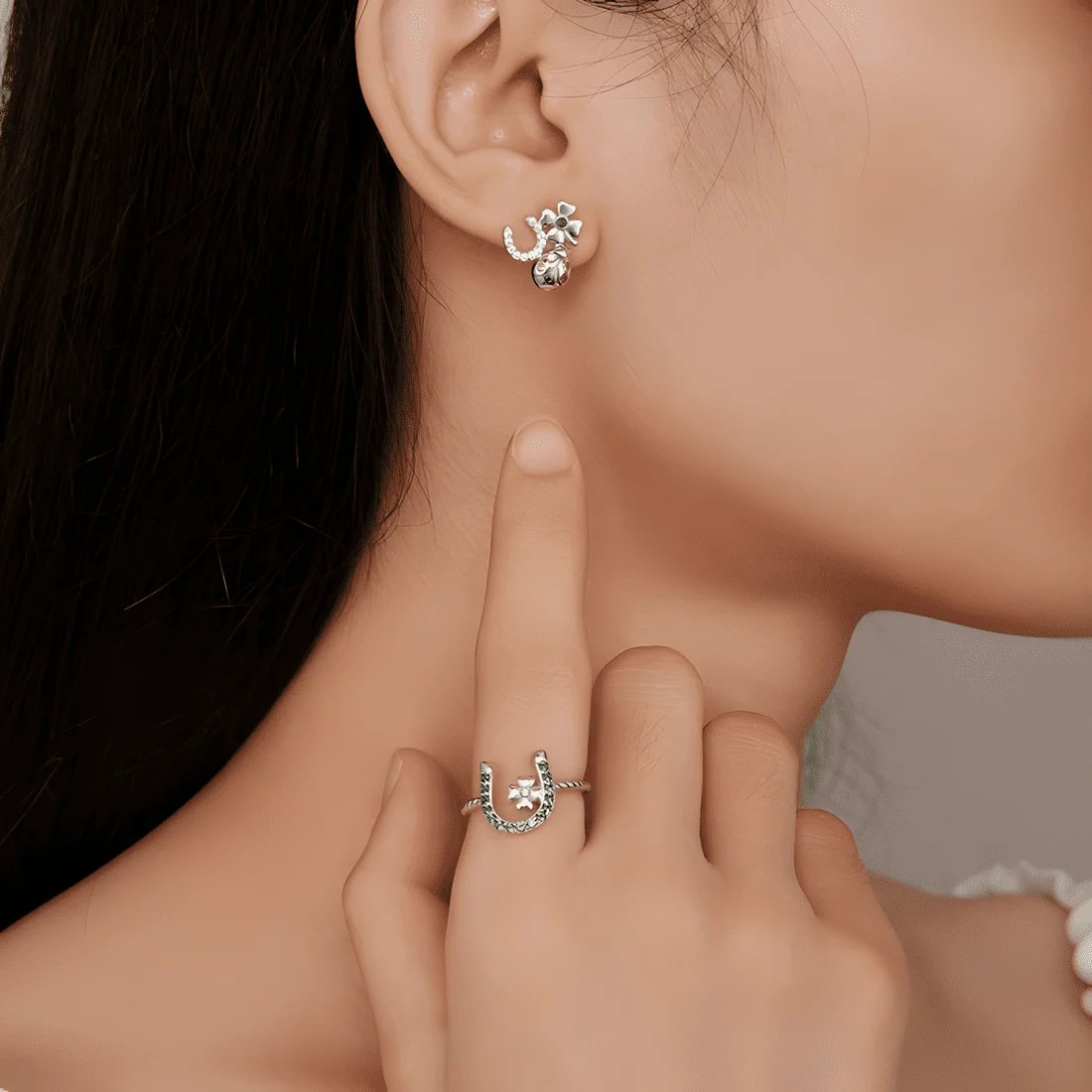 Anillo de Herradura <myexti><span>Plata de Ley 925, chapada en oro blanco, con circonitas verdes - ajustable</span></myexti> - Imagen 2