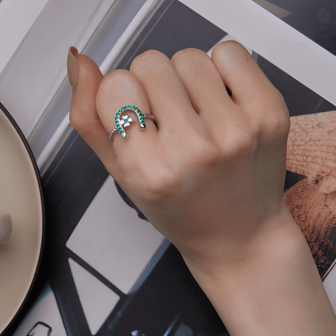 Anillo de Herradura <myexti><span>Plata de Ley 925, chapada en oro blanco, con circonitas verdes - ajustable</span></myexti> - Imagen 5