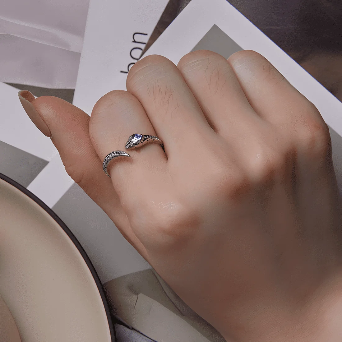 Anillo de Serpiente <myexti><span>Plata de Ley 925, chapada en oro blanco, con circonitas blancas y azules y ojos verdes - ajustable</span></myexti> - Imagen 5