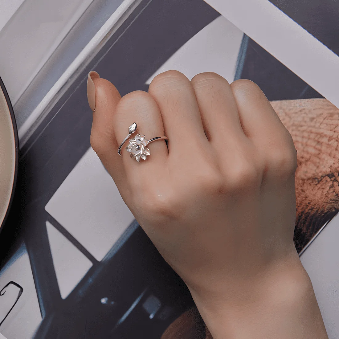 Anillo de Flor de Loto <myexti><span>Plata de Ley 925, chapada en oro blanco, con detalles grabados a mano - ajustable</span></myexti> - Imagen 2