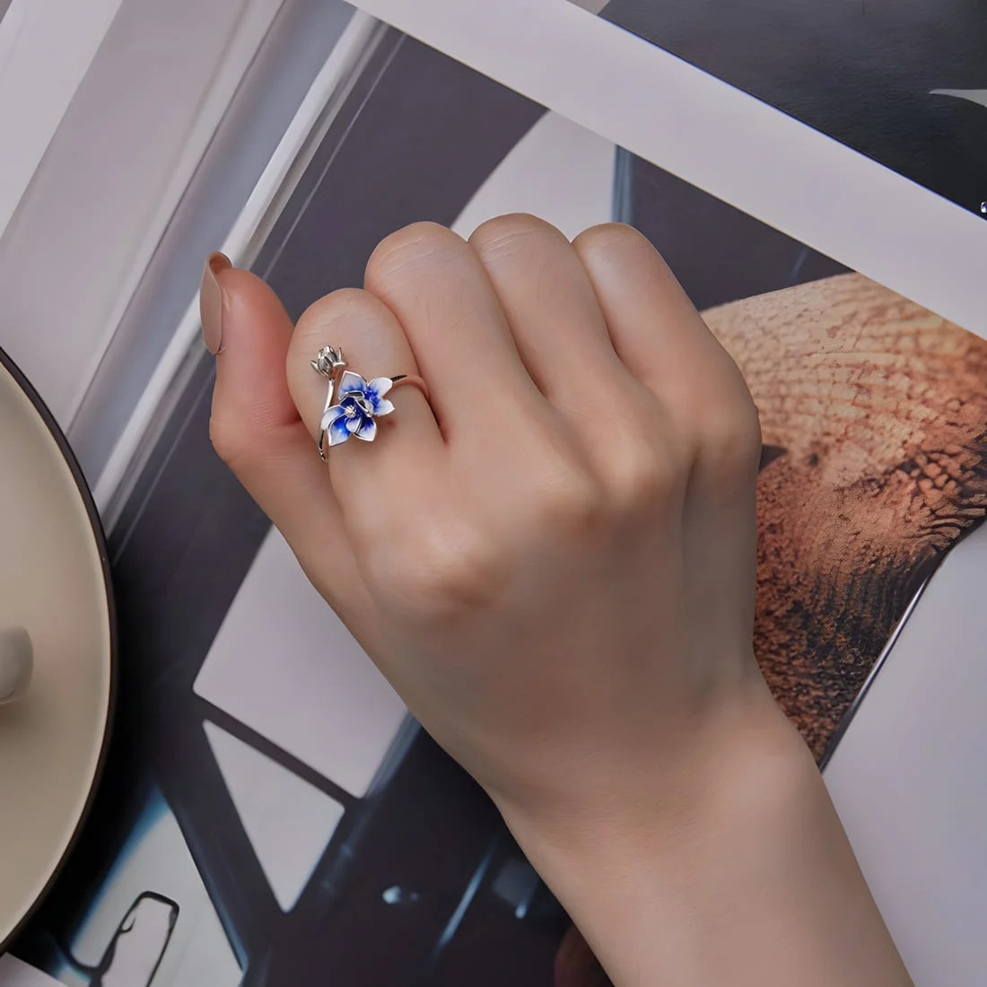 Anillo de Flor de Loto <myexti><span>Plata de Ley 925, chapada en oro blanco, con detalles esmaltados a mano en azul y blanco - ajustable</span></myexti> - Imagen 2