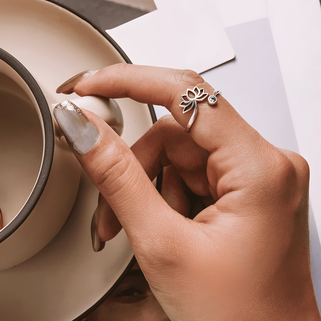 Anillo de Flor de Loto <myexti><span>Plata de Ley 925, chapada en oro blanco, con circonitas púrpuras - ajustable</span></myexti> - Imagen 2