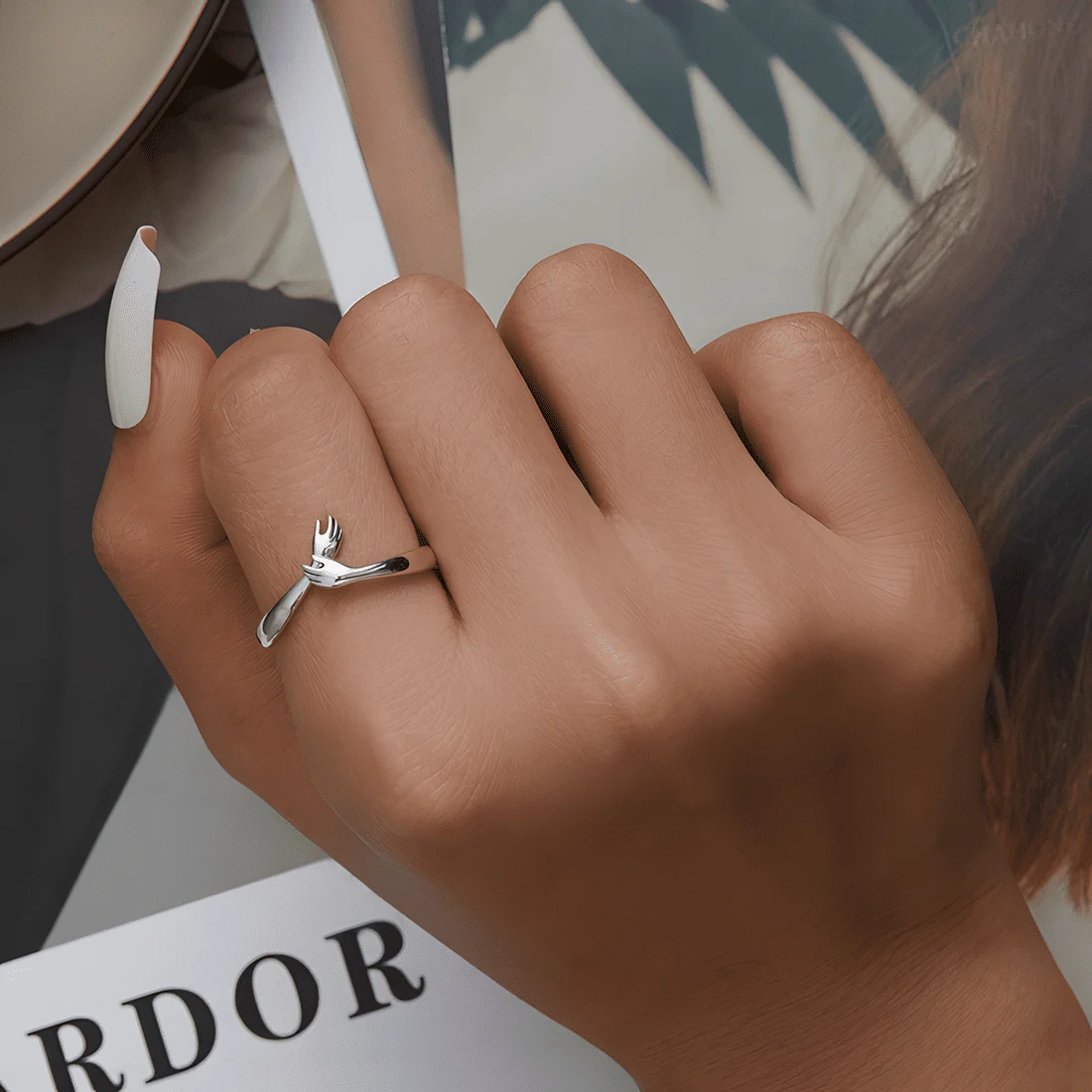 Anillo Abrazo <myexti><span>Plata de Ley 925, chapada en oro blanco, con detalles de manos - ajustable</span></myexti> - Imagen 2