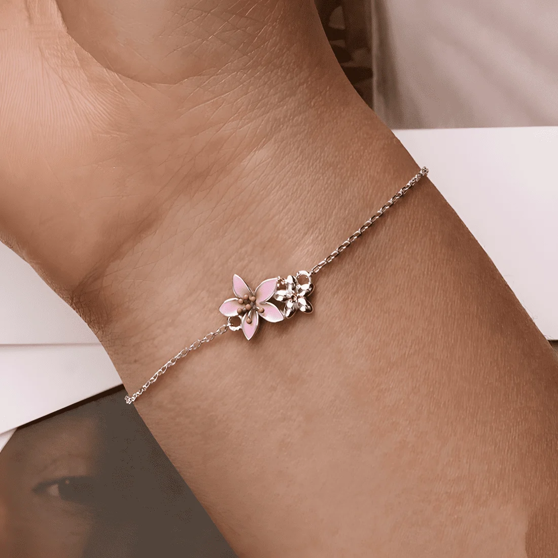 Pulsera Lirio <myexti><span>Plata de Ley 925, chapada en oro blanco, esmaltado a mano con longitud ajustable</span></myexti> - Imagen 2