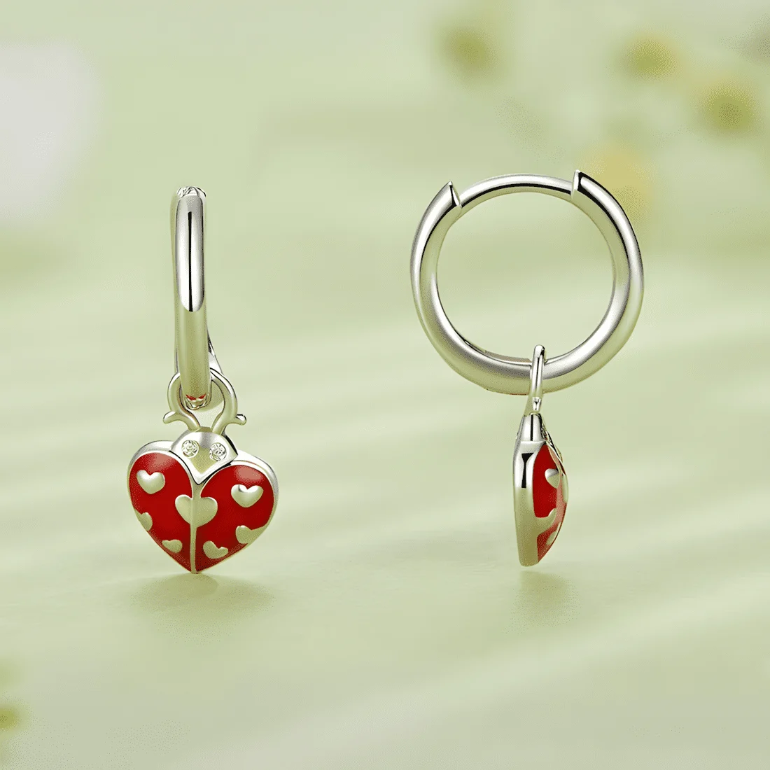 Pendientes de Aro con Corazón y Mariquita <myexti><span>Plata de Ley 925, chapada en oro blanco, con colgantes esmaltados en rojo</span></myexti> - Imagen 3