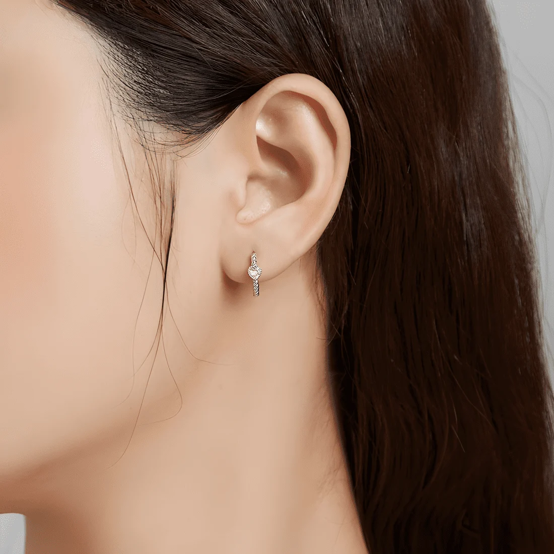 Pendientes de Aro Torcido con Corazones Rosas <myexti><span>Plata de Ley 925, chapada en oro blanco, con circonitas en forma de corazón rosado</span></myexti> - Imagen 2