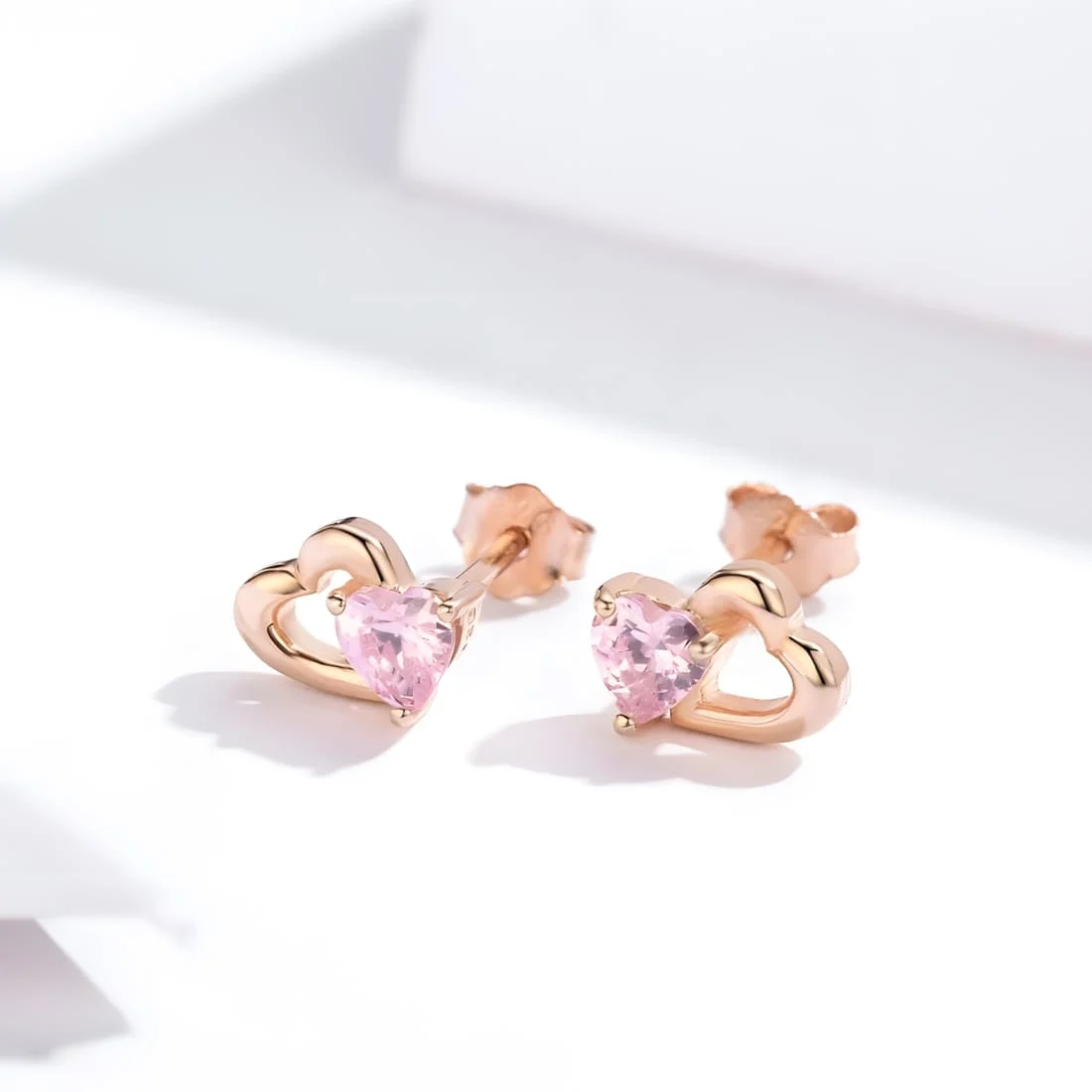 Pendientes de Botón Corazón Rosa <myexti><span>Plata de Ley 925, chapada en oro rosa, con circonitas en forma de corazón rosa</span></myexti> - Imagen 3