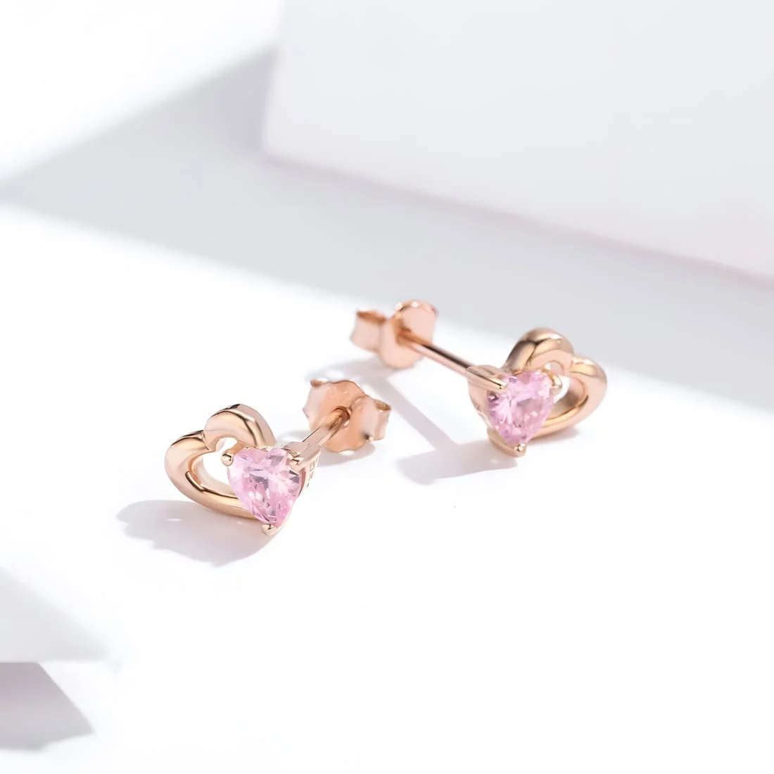 Pendientes de Botón Corazón Rosa <myexti><span>Plata de Ley 925, chapada en oro rosa, con circonitas en forma de corazón rosa</span></myexti> - Imagen 4