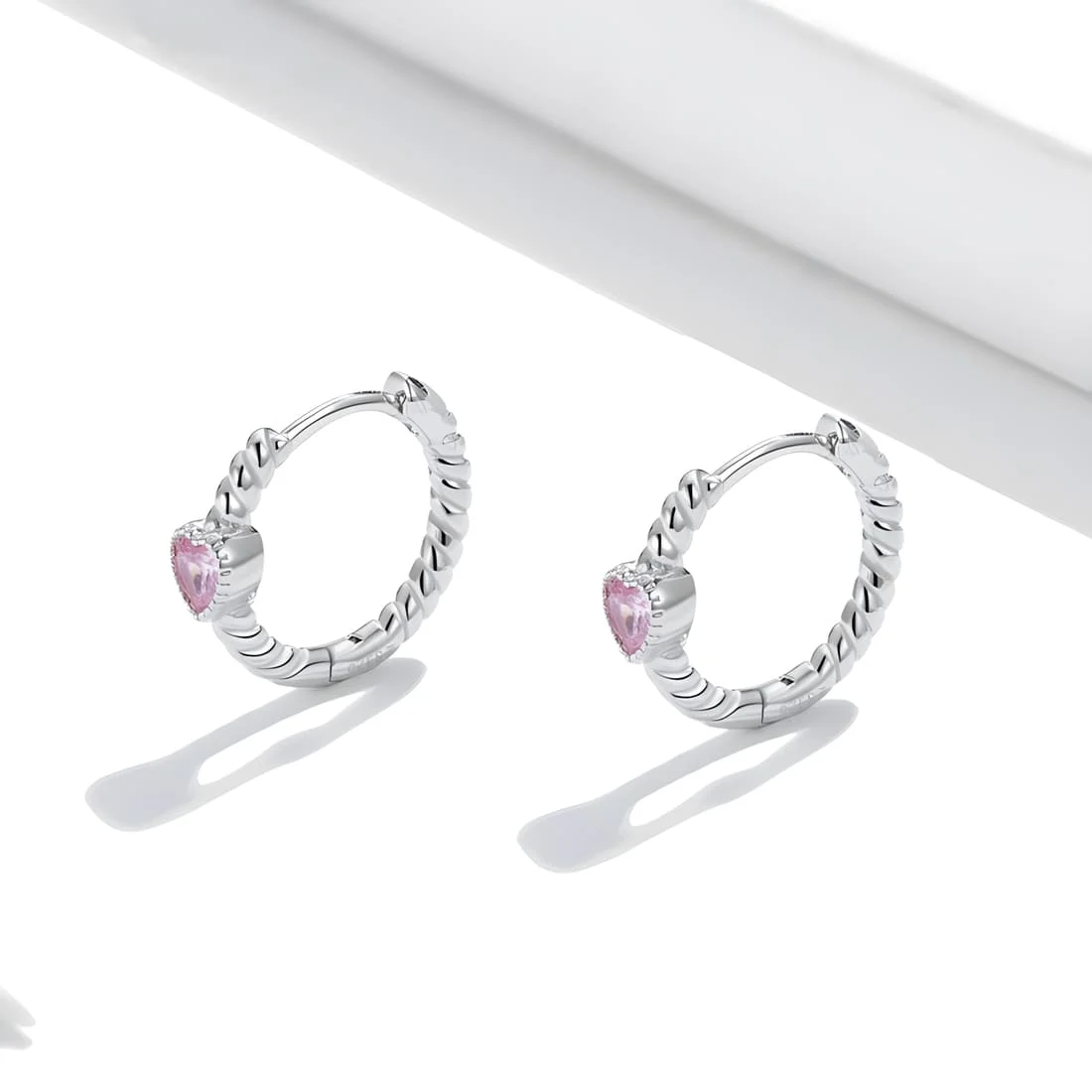 Pendientes de Aro Torcido con Corazones Rosas <myexti><span>Plata de Ley 925, chapada en oro blanco, con circonitas en forma de corazón rosado</span></myexti> - Imagen 4