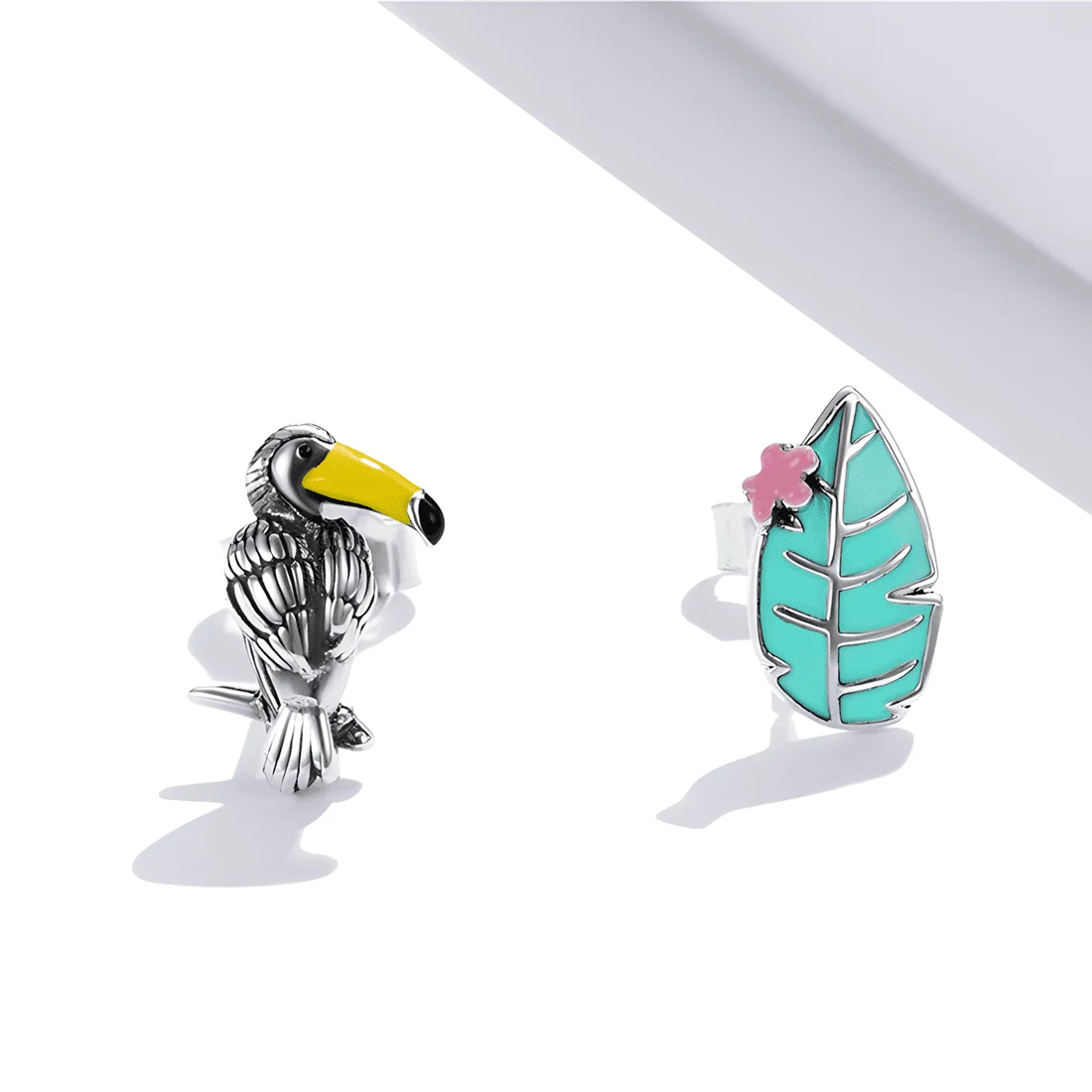 Pendientes de Tucán <myexti><span>Plata de Ley 925, chapada en oro blanco, asimétricos y esmaltados a mano</span></myexti> - Imagen 4