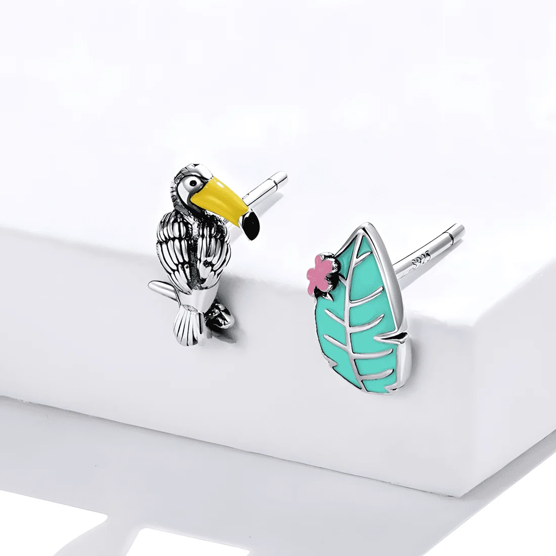 Pendientes de Tucán <myexti><span>Plata de Ley 925, chapada en oro blanco, asimétricos y esmaltados a mano</span></myexti> - Imagen 5