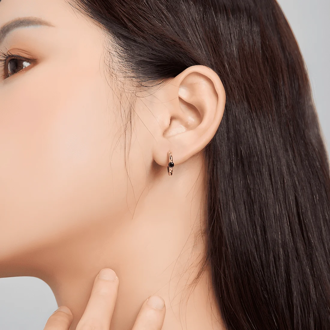 Pendientes de Aro con Solitario <myexti><span>Plata de Ley 925, chapada en oro amarillo, con circonitas negras</span></myexti> - Imagen 2