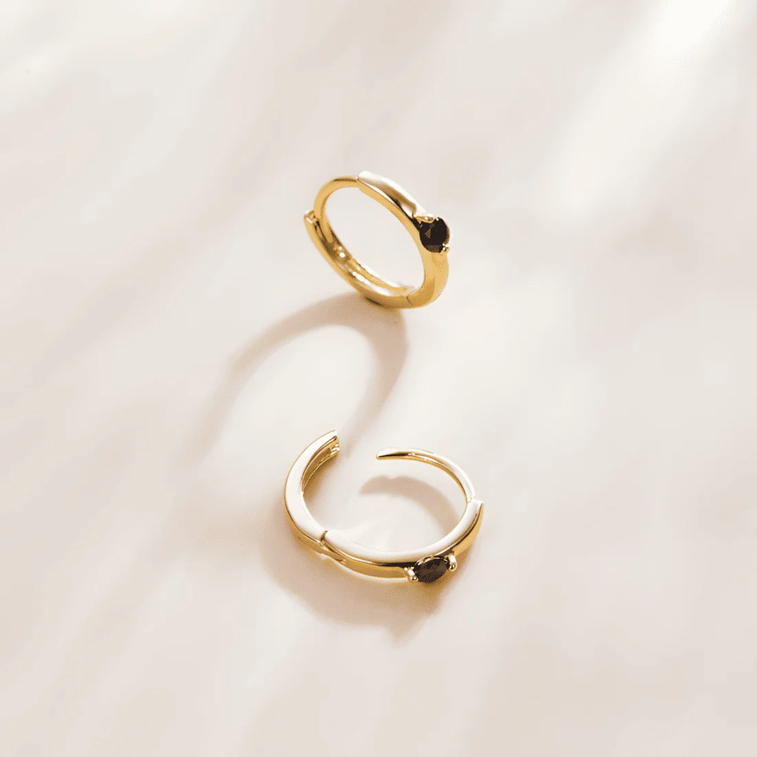 Pendientes de Aro con Solitario <myexti><span>Plata de Ley 925, chapada en oro amarillo, con circonitas negras</span></myexti> - Imagen 4