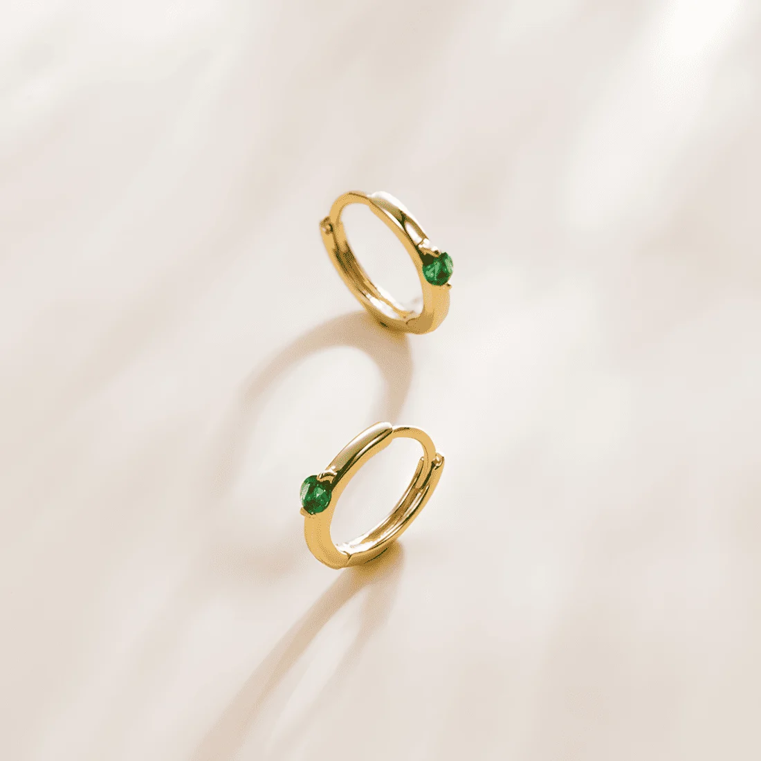 Pendientes de Aro con Solitario <myexti><span>Plata de Ley 925, chapada en oro amarillo, con circonitas verdes</span></myexti> - Imagen 3
