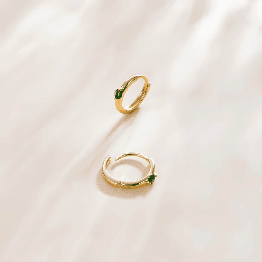 Pendientes de Aro con Solitario <myexti><span>Plata de Ley 925, chapada en oro amarillo, con circonitas verdes</span></myexti> - Imagen 4
