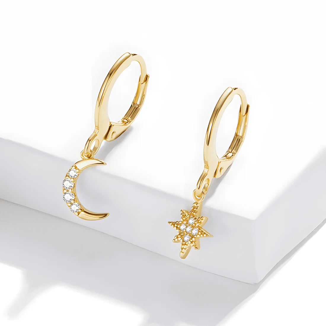 Pendientes Colgantes de Aro con Luna y Estrella <myexti><span>Plata de Ley 925, chapada en oro amarillo, con circonitas</span></myexti> - Imagen 4