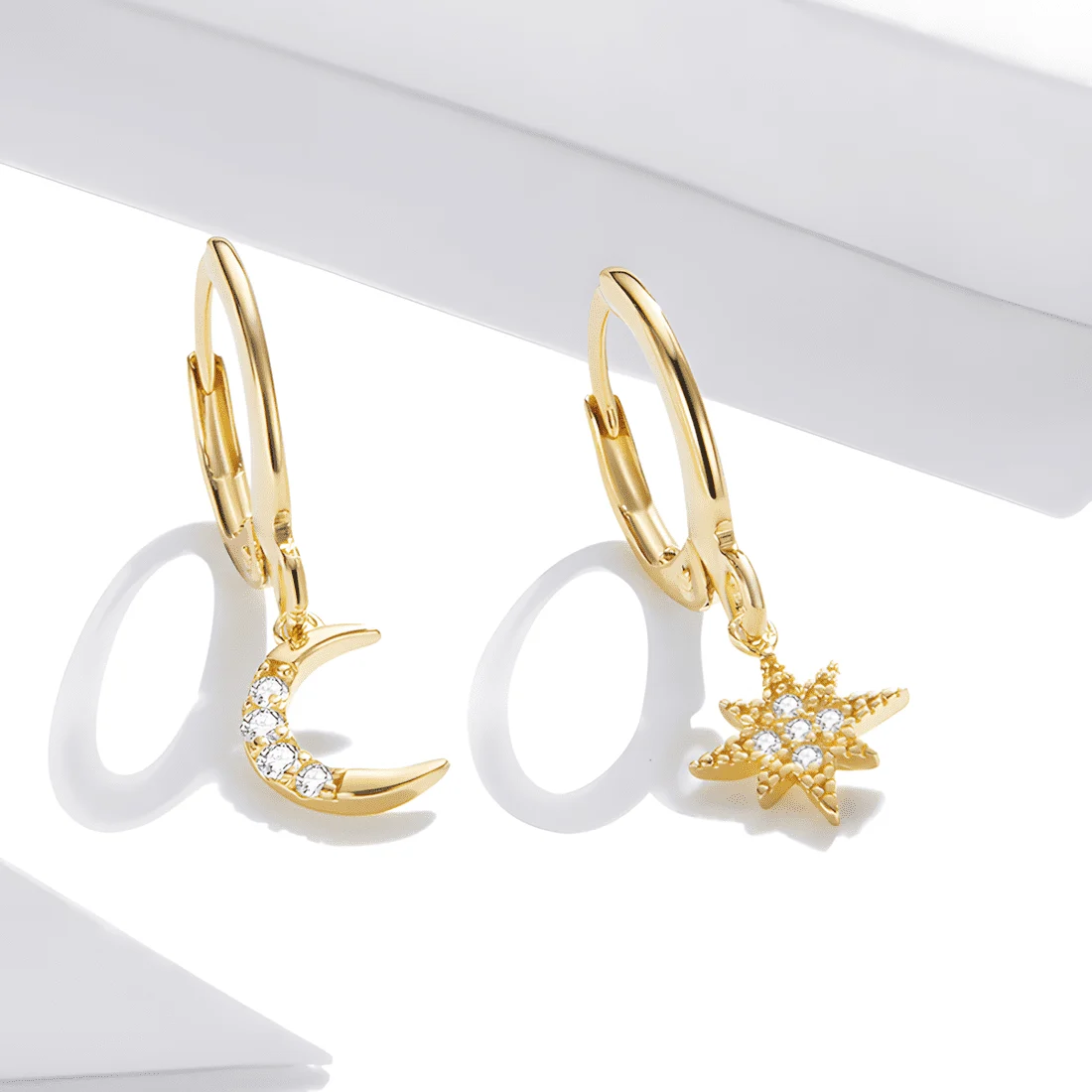 Pendientes Colgantes de Aro con Luna y Estrella <myexti><span>Plata de Ley 925, chapada en oro amarillo, con circonitas</span></myexti> - Imagen 5