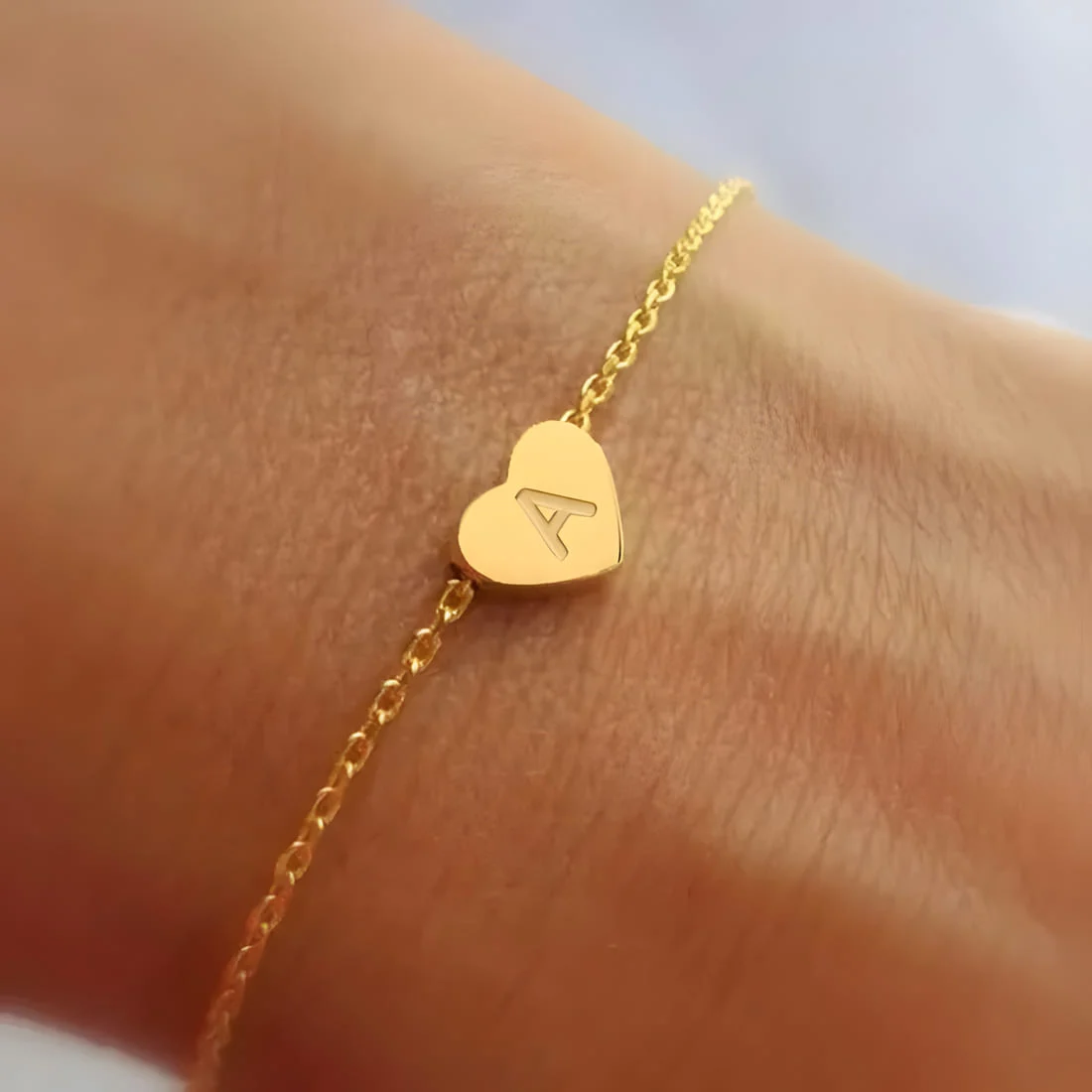 Pulsera de Corazón con Letra Inicial <myexti><span>Acero inoxidable, chapada en oro amarillo o oro blanco, con longitud ajustable</span></myexti>
