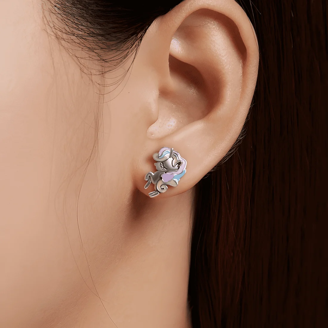 Pendientes de Unicornio Arcoíris <myexti><span>Plata de Ley 925, chapada en oro blanco, asimétricos y esmaltados a mano</span></myexti> - Imagen 2