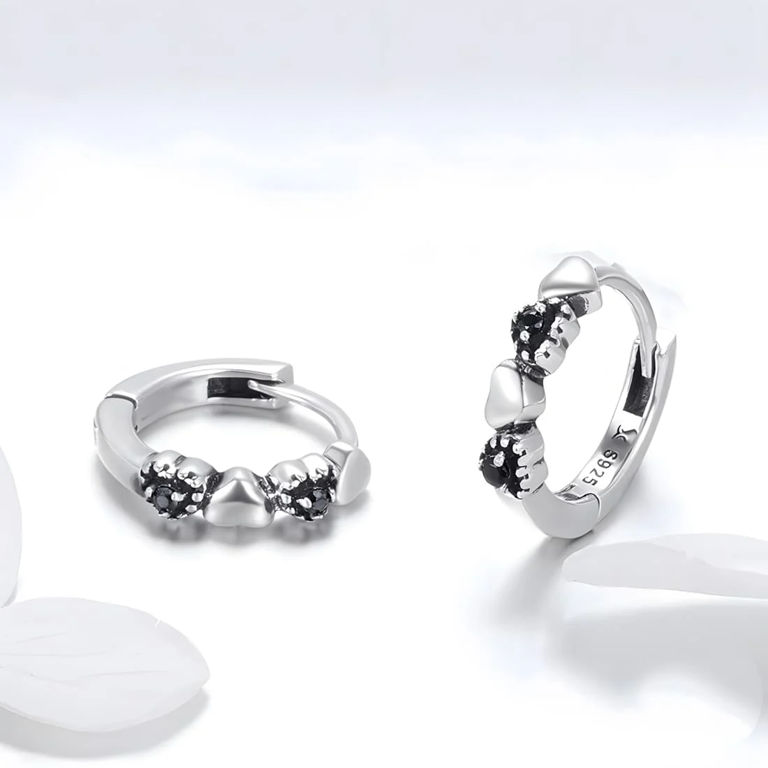 Pendientes de Aro Corazones Negros Brillantes <myexti><span>Plata de Ley 925, chapada en oro blanco, con circonitas negras</span></myexti> - Imagen 4