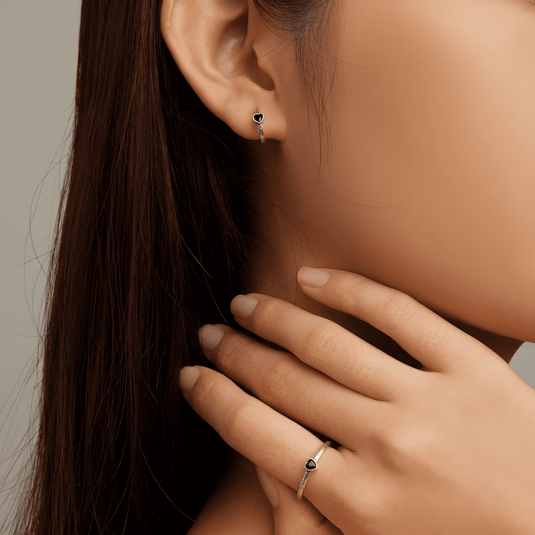 Pendientes de Aro con Corazón Negro <myexti><span>Plata de Ley 925, chapada en oro blanco, estilo gótico, con circonitas negras</span></myexti> - Imagen 2