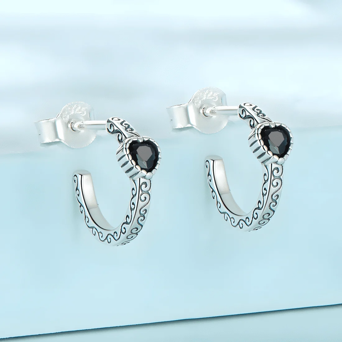 Pendientes de Aro con Corazón Negro <myexti><span>Plata de Ley 925, chapada en oro blanco, estilo gótico, con circonitas negras</span></myexti> - Imagen 4