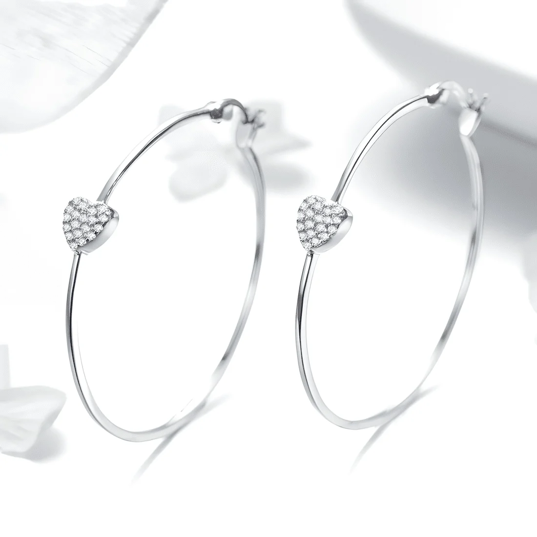 Pendientes de Aro con Corazón <myexti><span>Plata de Ley 925, chapada en oro blanco, con acentos de circonitas en forma de corazón</span></myexti> - Imagen 3