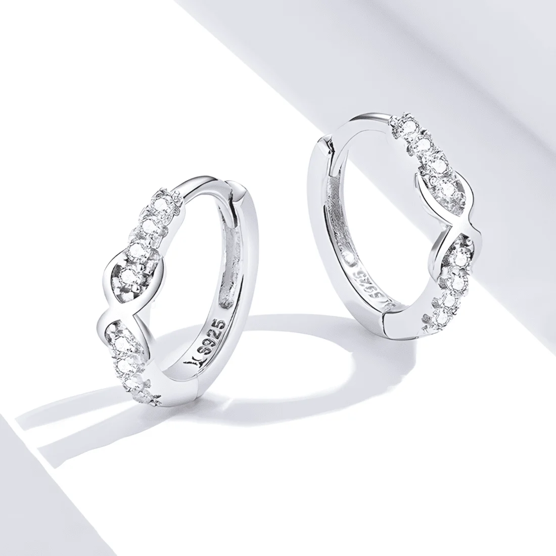 Pendientes de Aro Infinito Brillantes <myexti><span>Plata de Ley 925, chapada en oro blanco, con circonitas</span></myexti> - Imagen 4