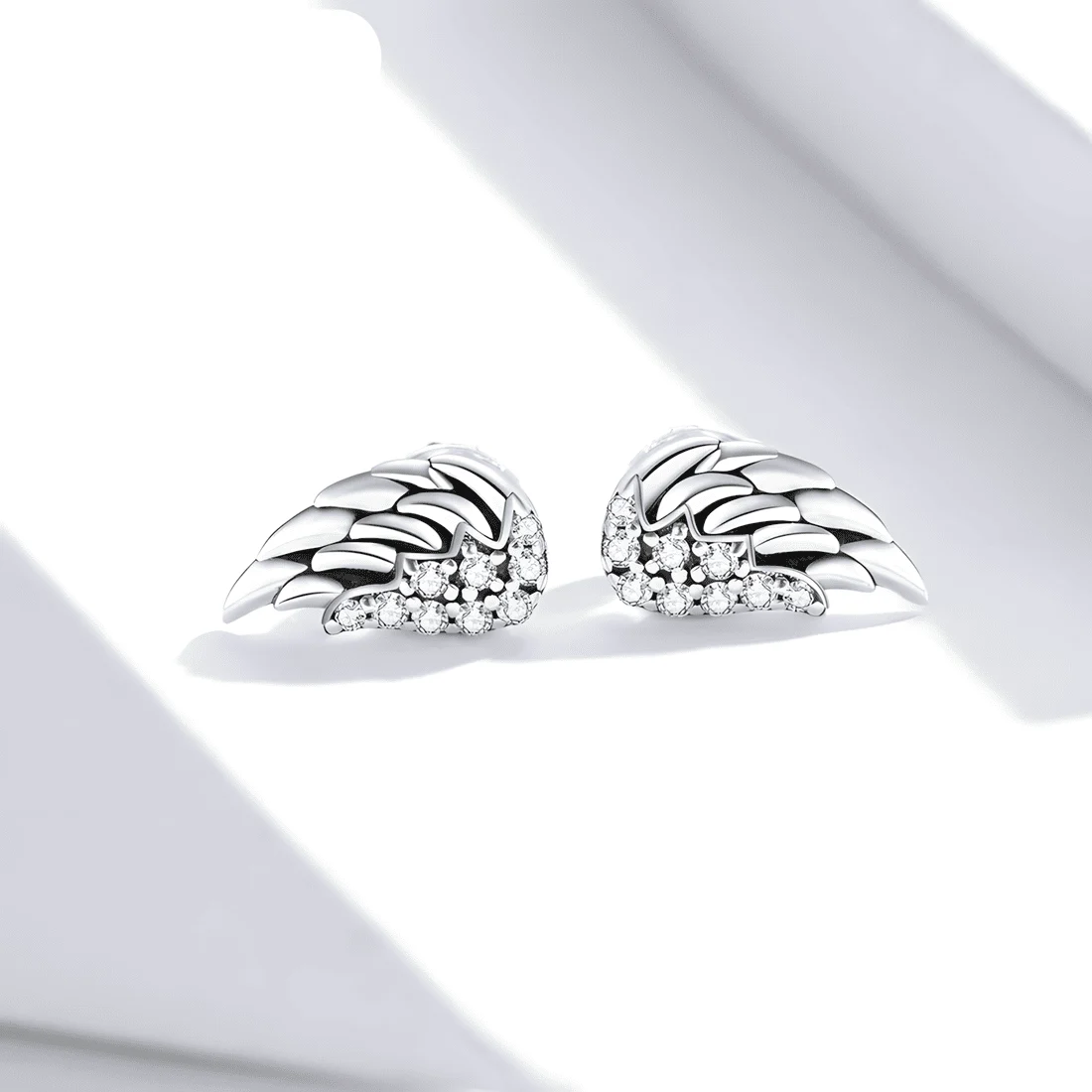Pendientes de Botón con Alas <myexti><span>Plata de Ley 925, chapada en oro blanco, con circonitas</span></myexti> - Imagen 3