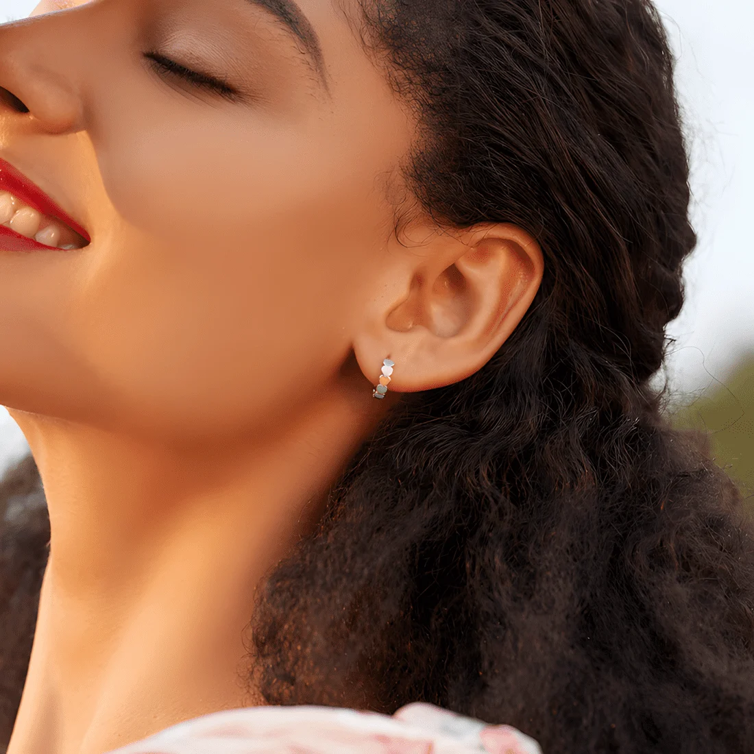 Pendientes de Aro con Corazones <myexti><span>Plata de Ley 925, chapada en oro blanco, esmaltados multicolor</span></myexti> - Imagen 2