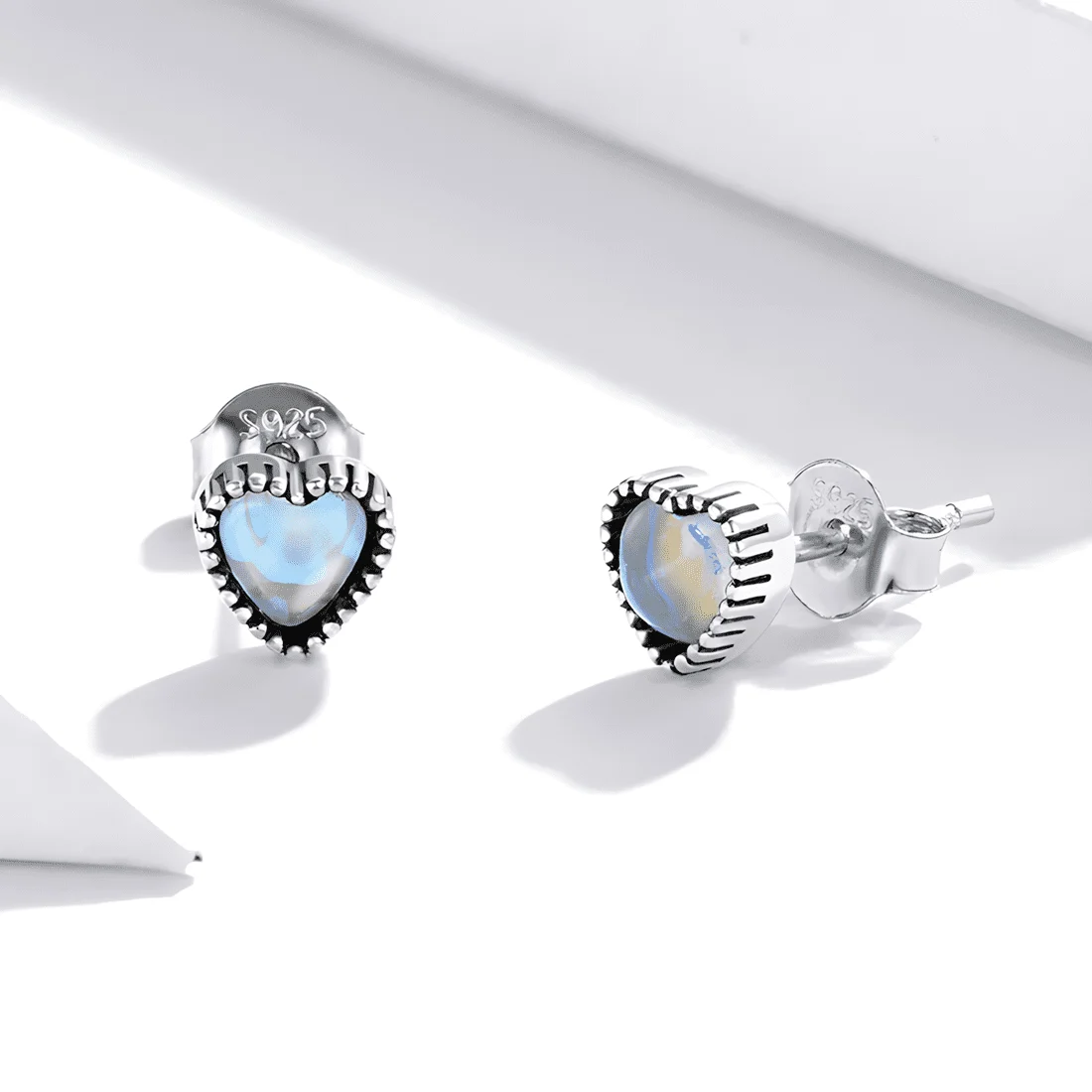 Pendientes de Botón Corazón de Piedra Lunar <myexti><span>Plata de Ley 925, chapada en oro blanco, con piedras lunares en forma de corazón</span></myexti> - Imagen 4