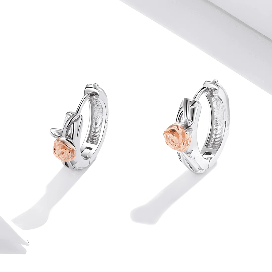 Pendientes de Aro con Rosas <myexti><span>Plata de Ley 925, chapada en oro blanco y oro rosa, con diseño intrincado de rosas</span></myexti> - Imagen 3