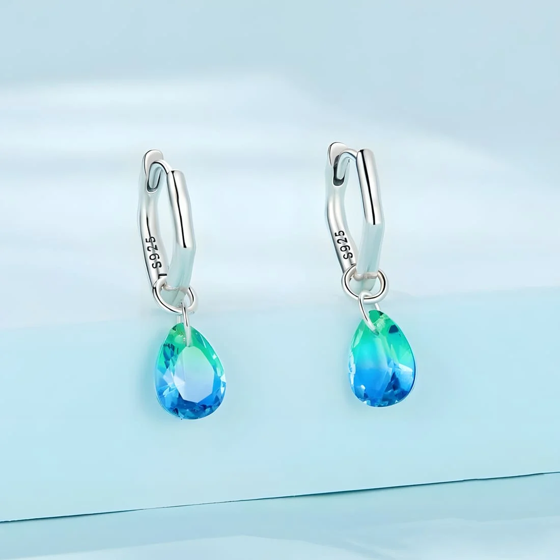 Pendientes de Gota Verde y Azul <myexti><span>Plata de Ley 925, chapada en oro blanco, con circonitas en forma de gota verde y azul</span></myexti> - Imagen 3