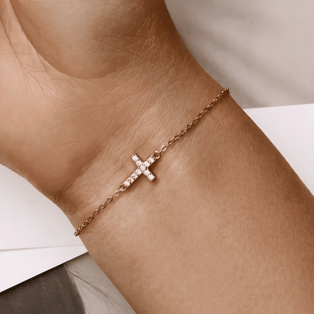 Pulsera Cruz <myexti><span>Plata de Ley 925, chapada en oro amarillo, con circonitas y longitud ajustable</span></myexti> - Imagen 2