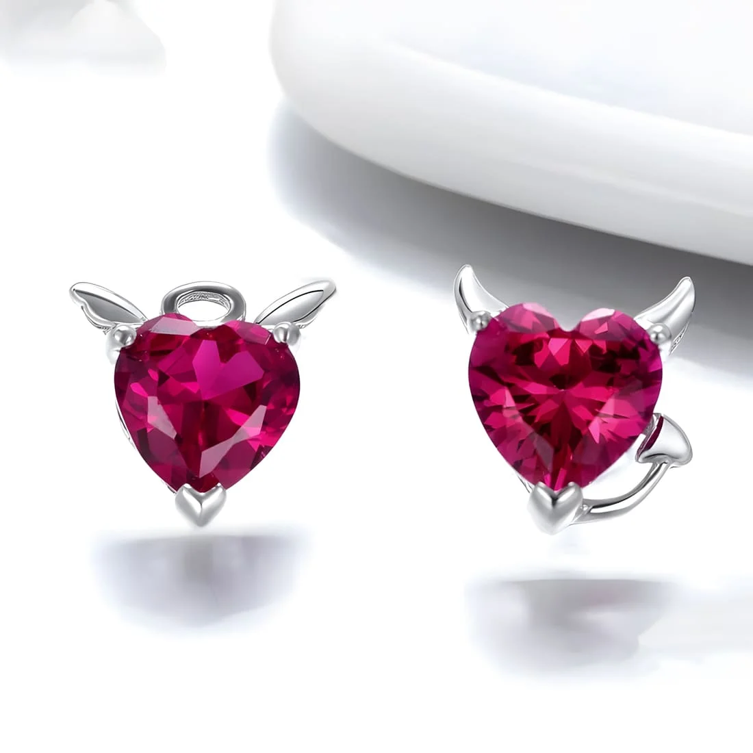 Pendientes de Corazones Ángel y Diablo <myexti><span>Plata de Ley 925, chapada en oro blanco, asimétricos, con circonitas rojas</span></myexti> - Imagen 3