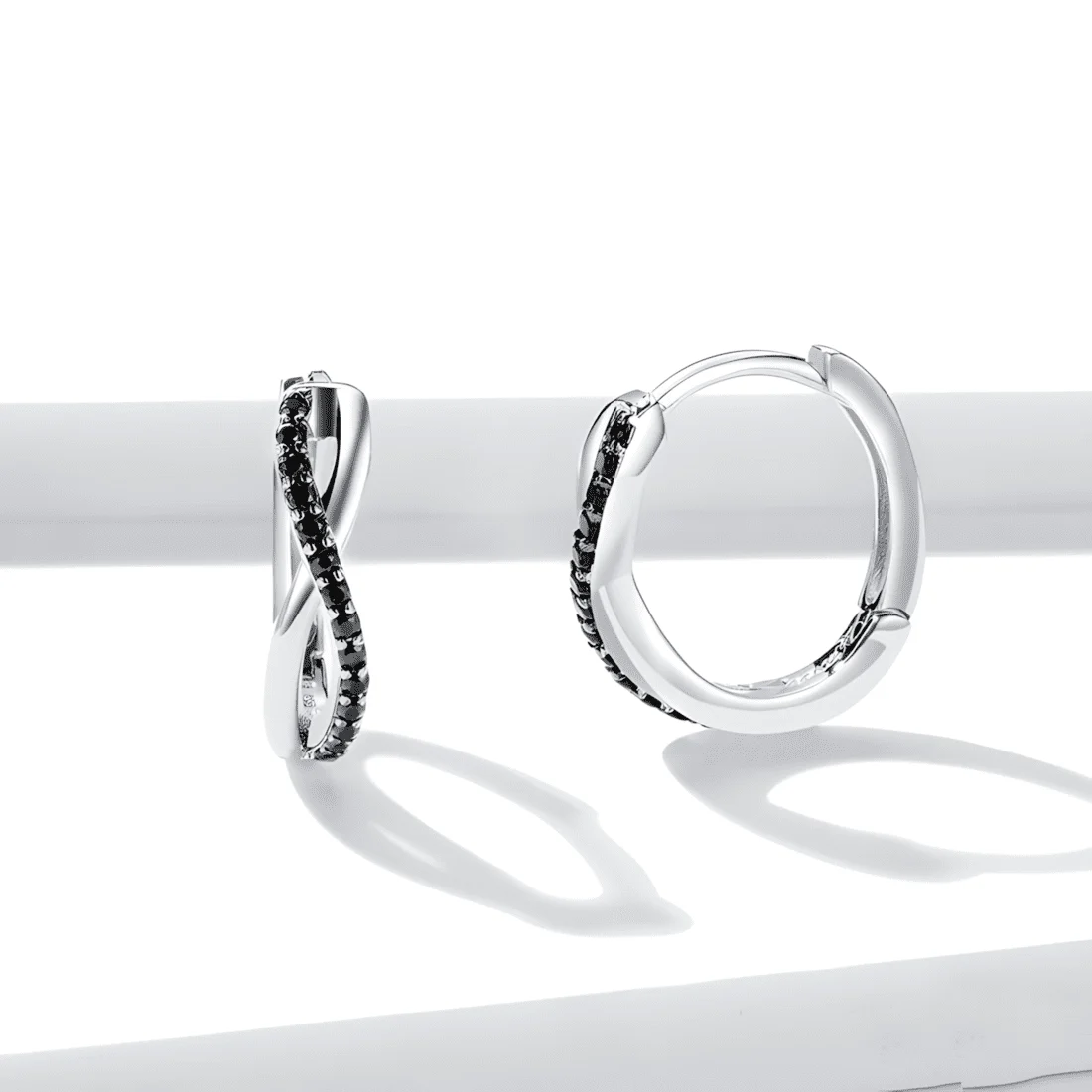 Pendientes de Aro Infinito <myexti><span>Plata de Ley 925, chapada en oro blanco, con circonitas negras</span></myexti> - Imagen 4