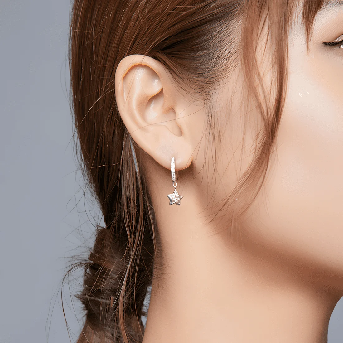 Pendientes de Aro Colgantes con Estrellas Rosas <myexti><span>Plata de Ley 925, chapada en oro blanco, con circonitas en forma de estrella rosa</span></myexti> - Imagen 2