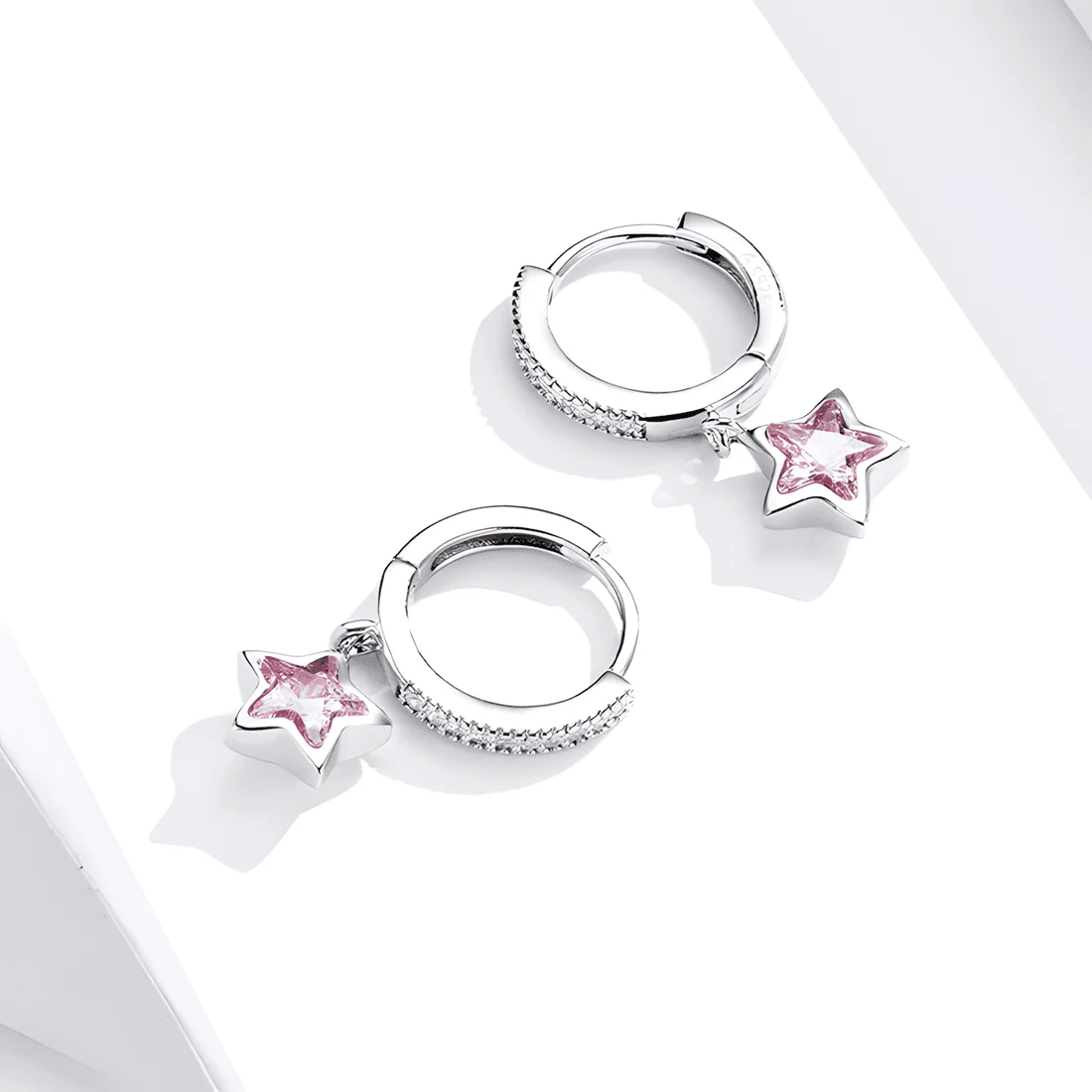 Pendientes de Aro Colgantes con Estrellas Rosas <myexti><span>Plata de Ley 925, chapada en oro blanco, con circonitas en forma de estrella rosa</span></myexti> - Imagen 4