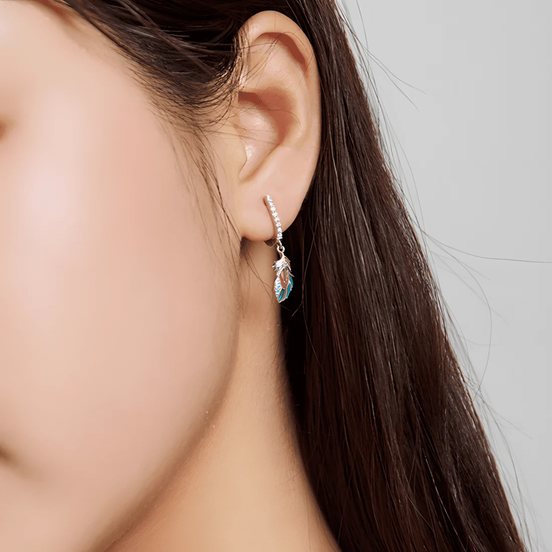 Pendientes Colgantes de Pluma <myexti><span>Plata de Ley 925, chapada en oro blanco, esmaltados con circonitas verdes</span></myexti> - Imagen 2