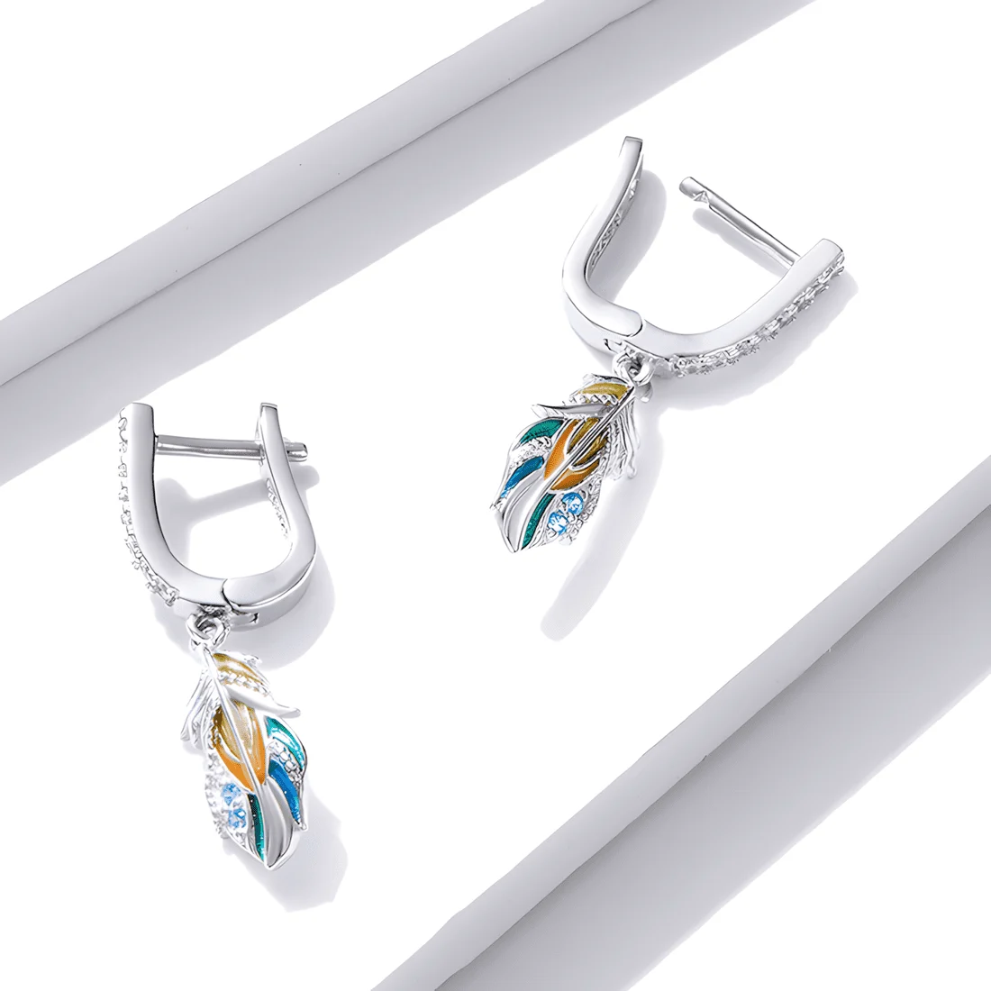 Pendientes Colgantes de Pluma <myexti><span>Plata de Ley 925, chapada en oro blanco, esmaltados con circonitas verdes</span></myexti> - Imagen 3