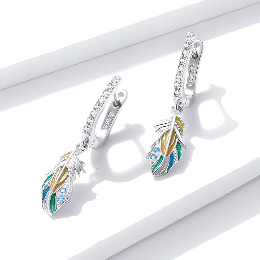 Pendientes Colgantes de Pluma <myexti><span>Plata de Ley 925, chapada en oro blanco, esmaltados con circonitas verdes</span></myexti> - Imagen 4