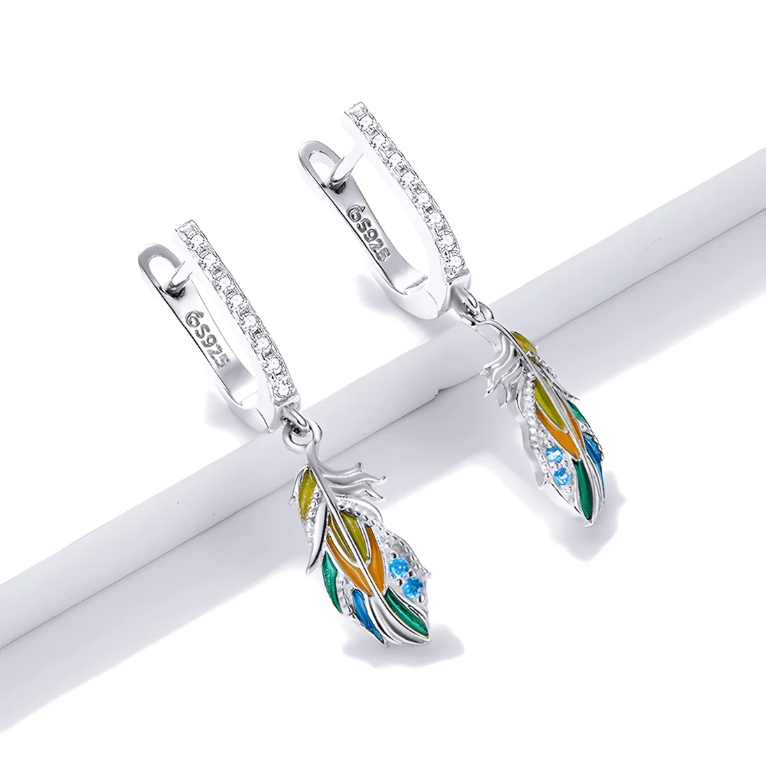 Pendientes Colgantes de Pluma <myexti><span>Plata de Ley 925, chapada en oro blanco, esmaltados con circonitas verdes</span></myexti> - Imagen 5