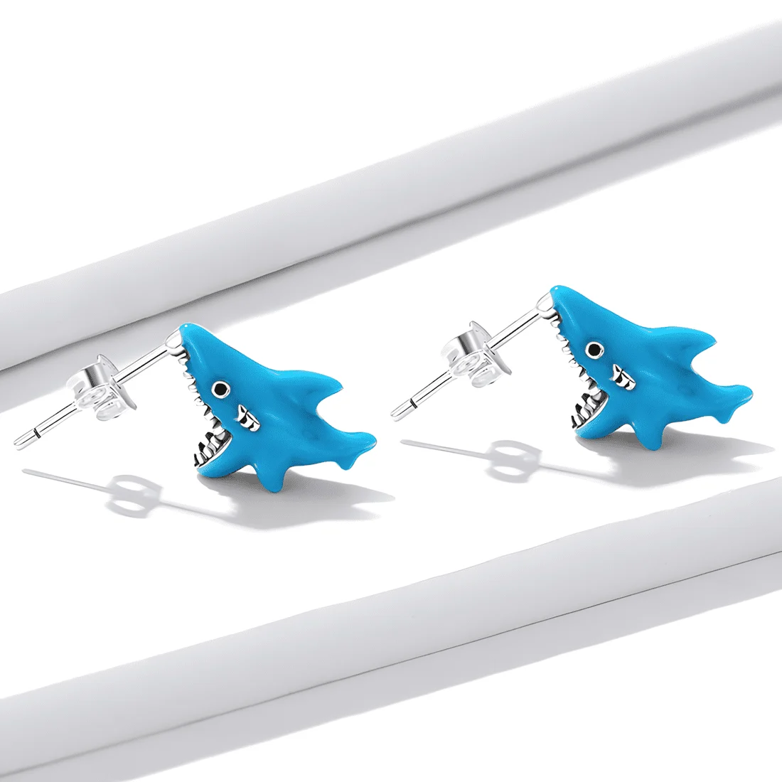 Pendientes de Botón Tiburones <myexti><span>Plata de Ley 925, chapada en oro blanco, con esmalte azul claro</span></myexti> - Imagen 3