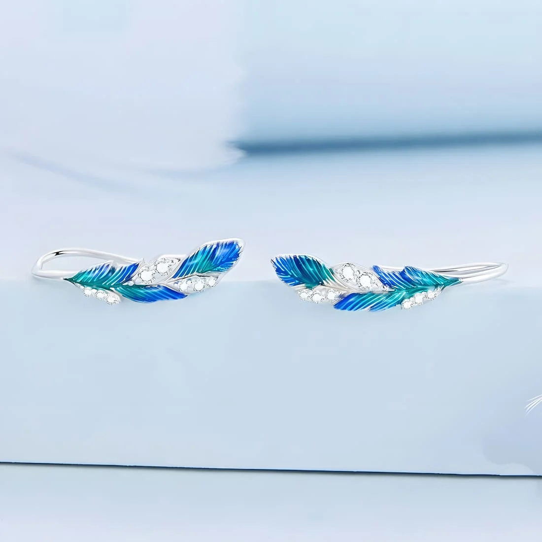 Pendientes Colgantes de Plumas <myexti><span>Plata de Ley 925, chapada en oro blanco, con esmalte verde y circonitas</span></myexti> - Imagen 3