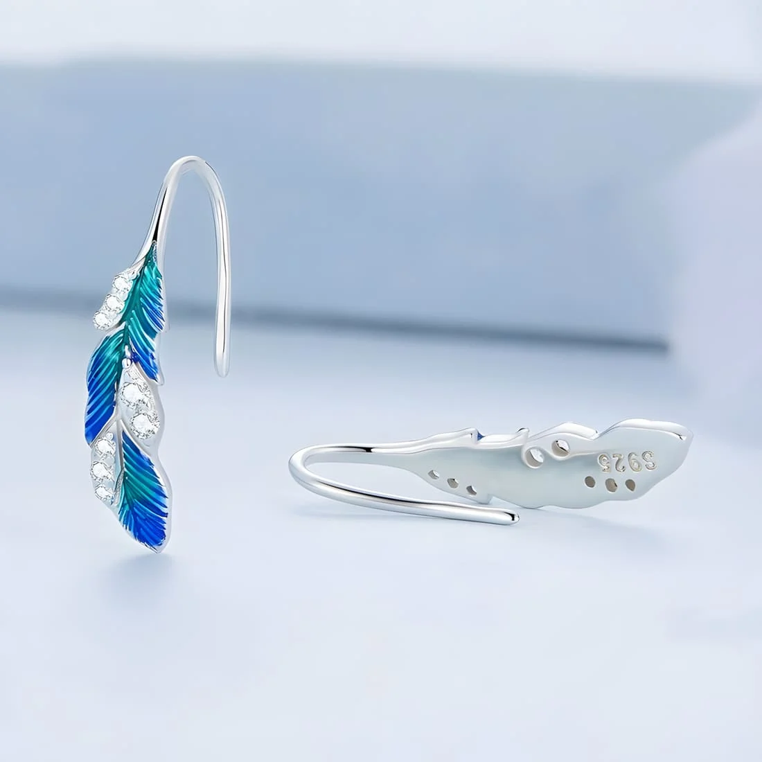 Pendientes Colgantes de Plumas <myexti><span>Plata de Ley 925, chapada en oro blanco, con esmalte verde y circonitas</span></myexti> - Imagen 4