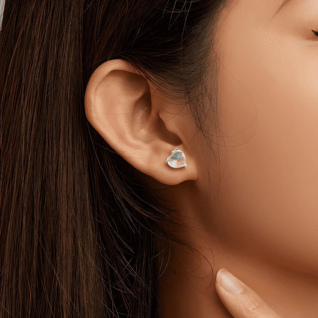 Pendientes de Botón Corazón Aurora <myexti><span>Plata de Ley 925, chapada en oro blanco, con cristales iridiscentes en forma de corazón</span></myexti> - Imagen 2