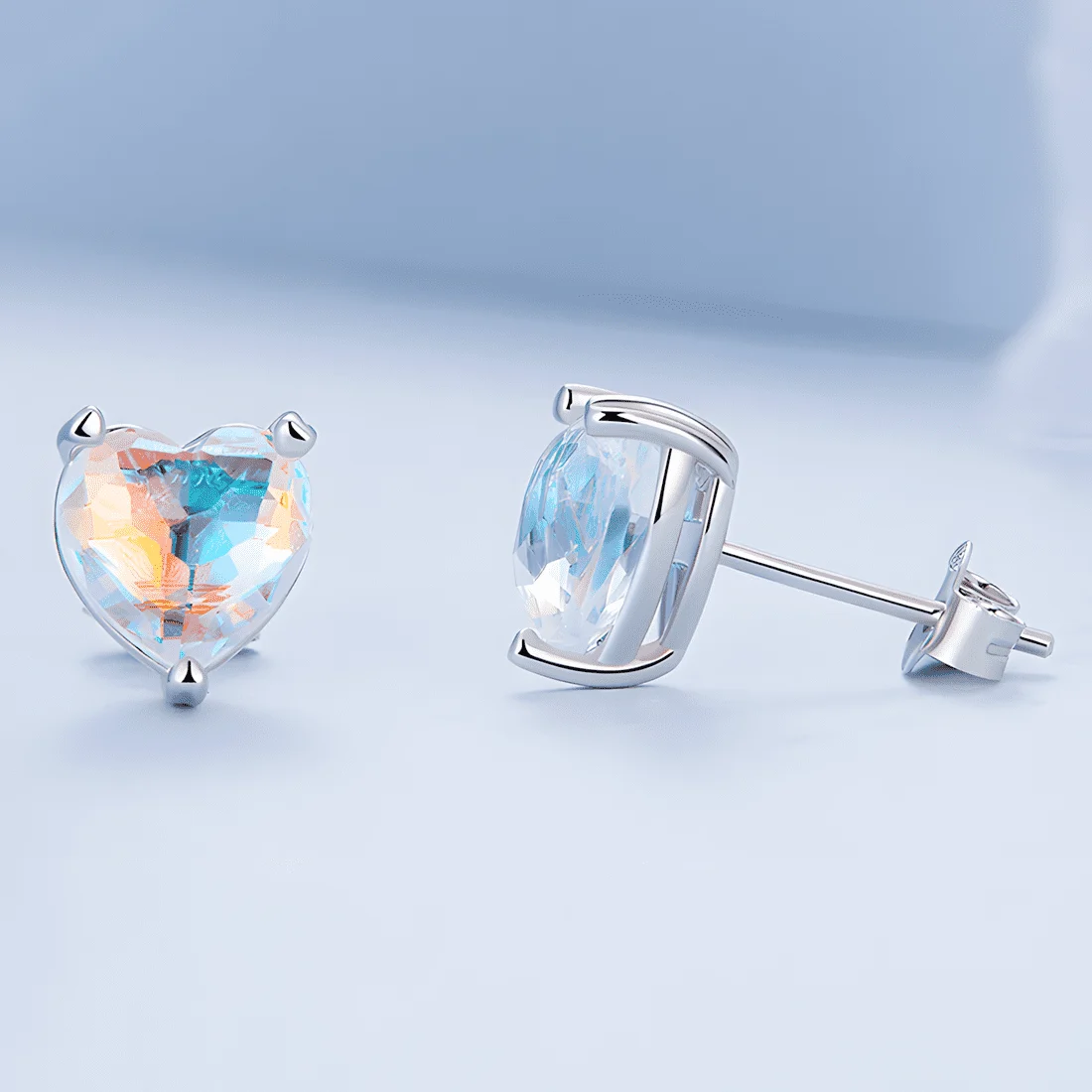 Pendientes de Botón Corazón Aurora <myexti><span>Plata de Ley 925, chapada en oro blanco, con cristales iridiscentes en forma de corazón</span></myexti> - Imagen 6